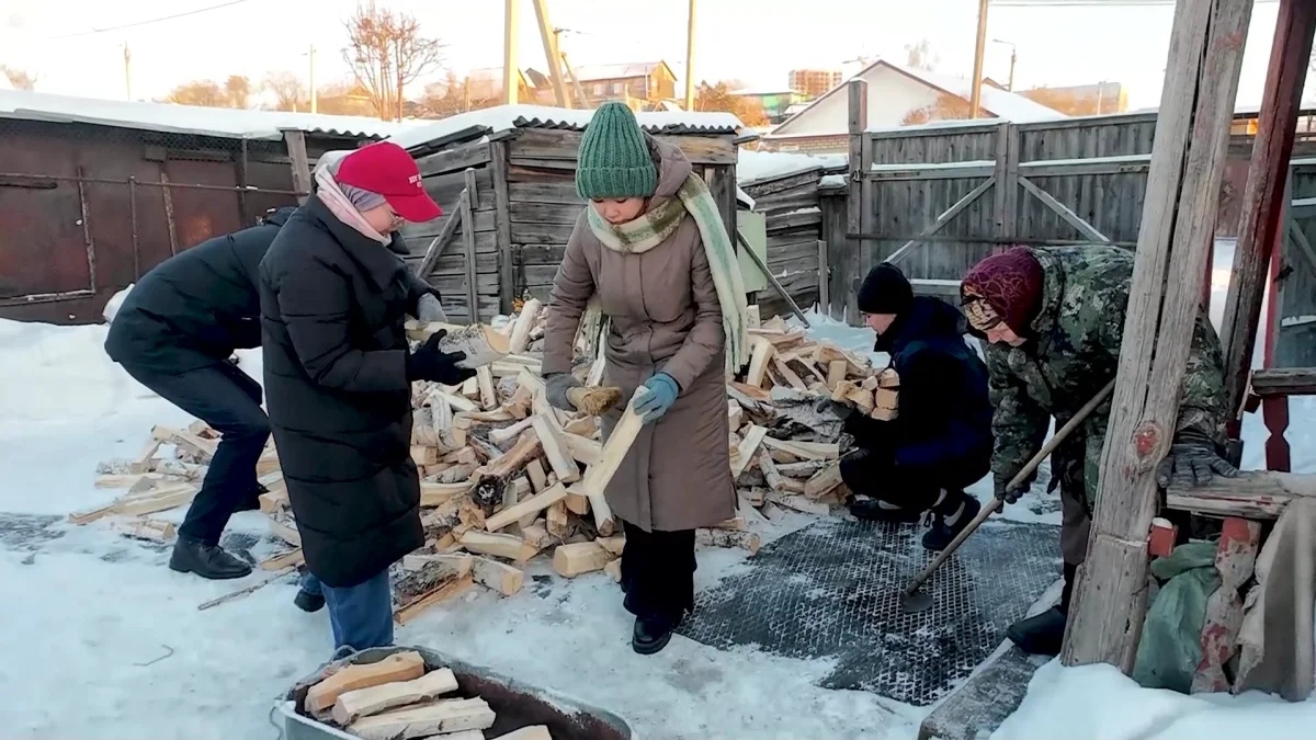 Активисты молодёжного крыла «Жастар Рухы» помогли пенсионерам с домашними хлопотами