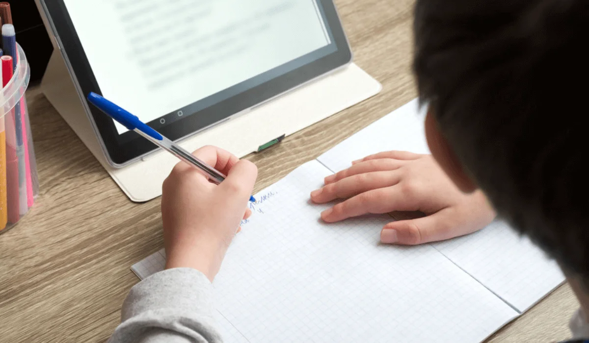 Оқушылар онлайн оқиды