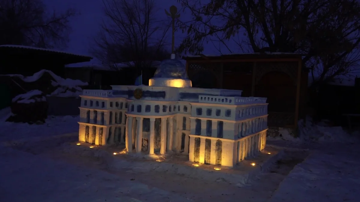 Точную копию здания Акорды слепил из снега житель Западно-Казахстанской области