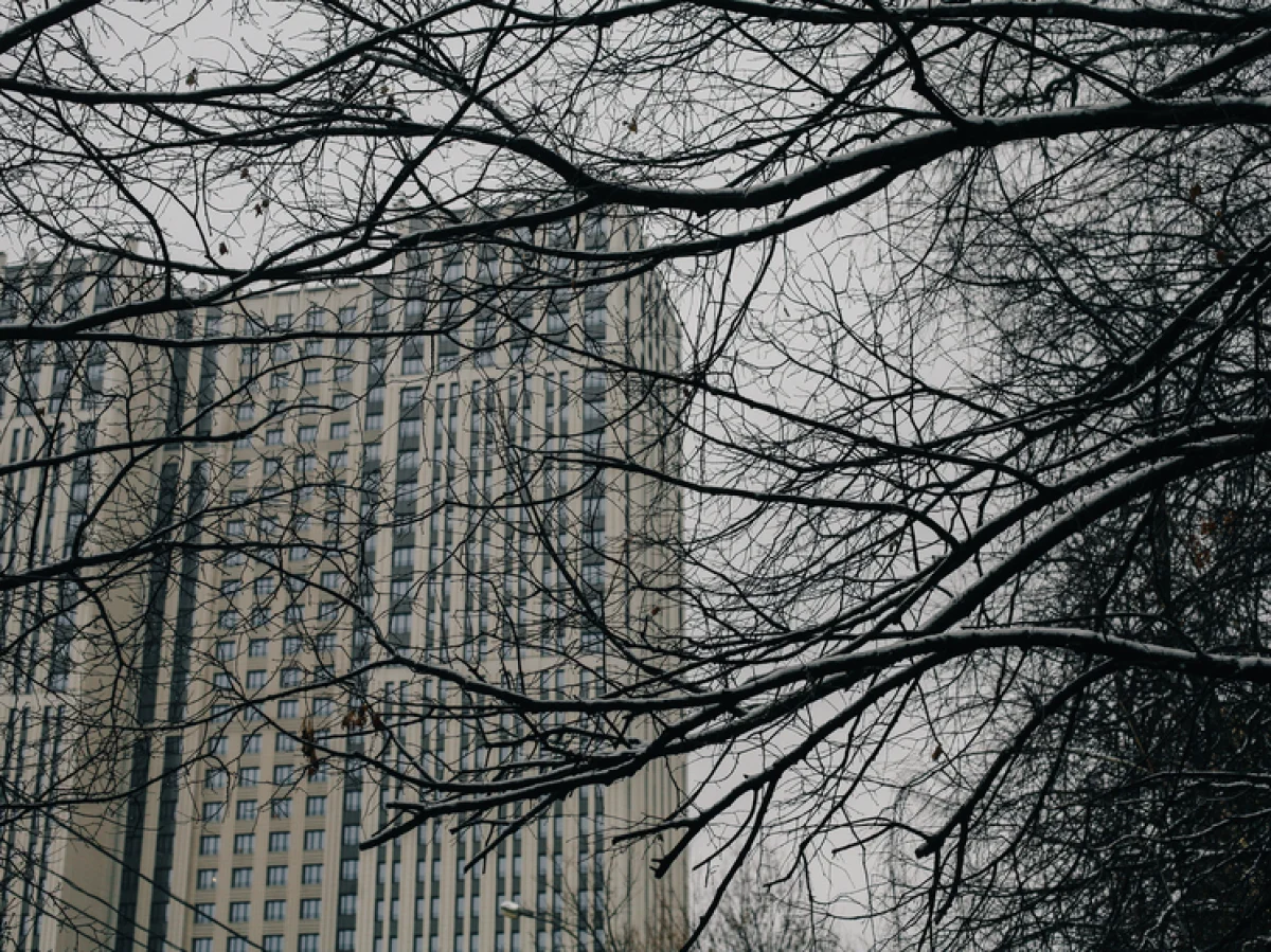 Школьница чудом выжила после падения с 25-го этажа