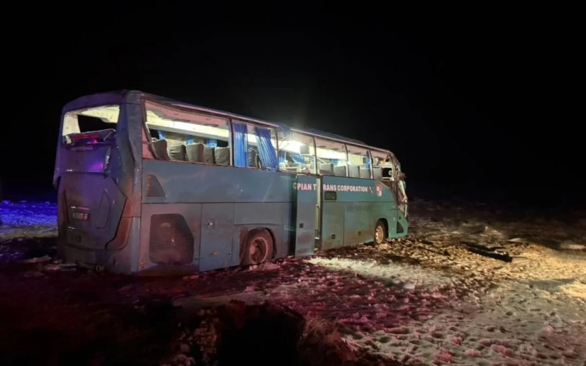 Ақтау қаласынан Бейнеуге бағыт алған автобус апатқа ұшырап, 4 адам мерт болды