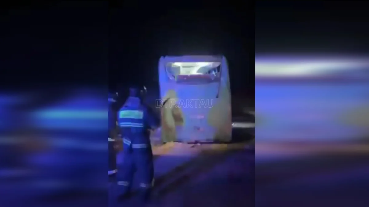 Маңғыстау облысында 50 жолаушы мінген автобус аударылып, 4 адам қаза тапты