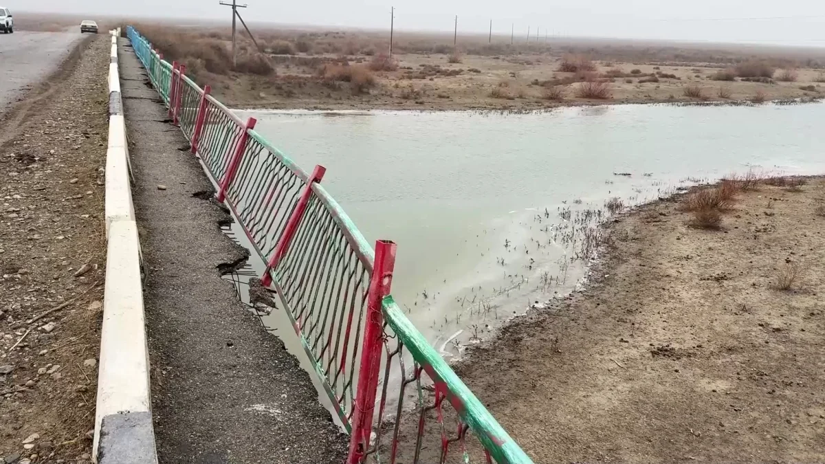 Жамбылда үш жыл бұрын жөнделген көпір қайта жарамсыз күйге түсті