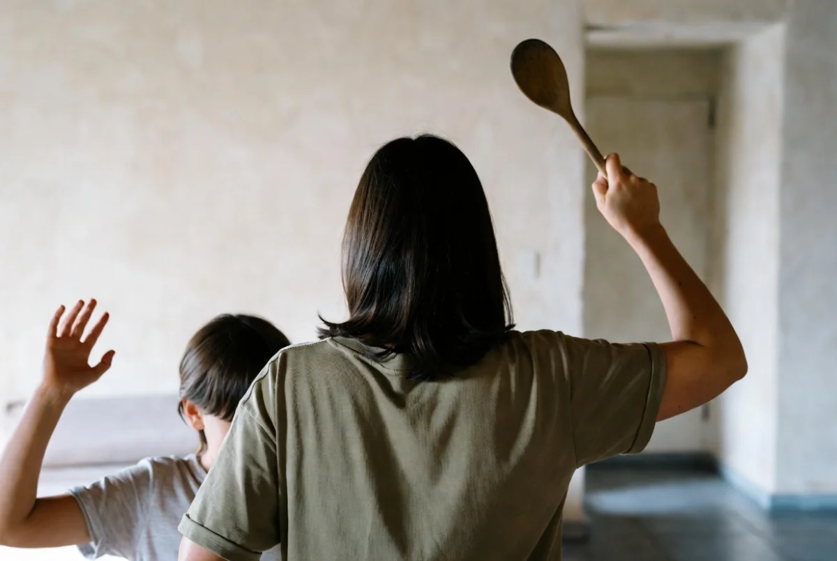 В Шымкенте мать подозревается в систематическом насилии над детьми