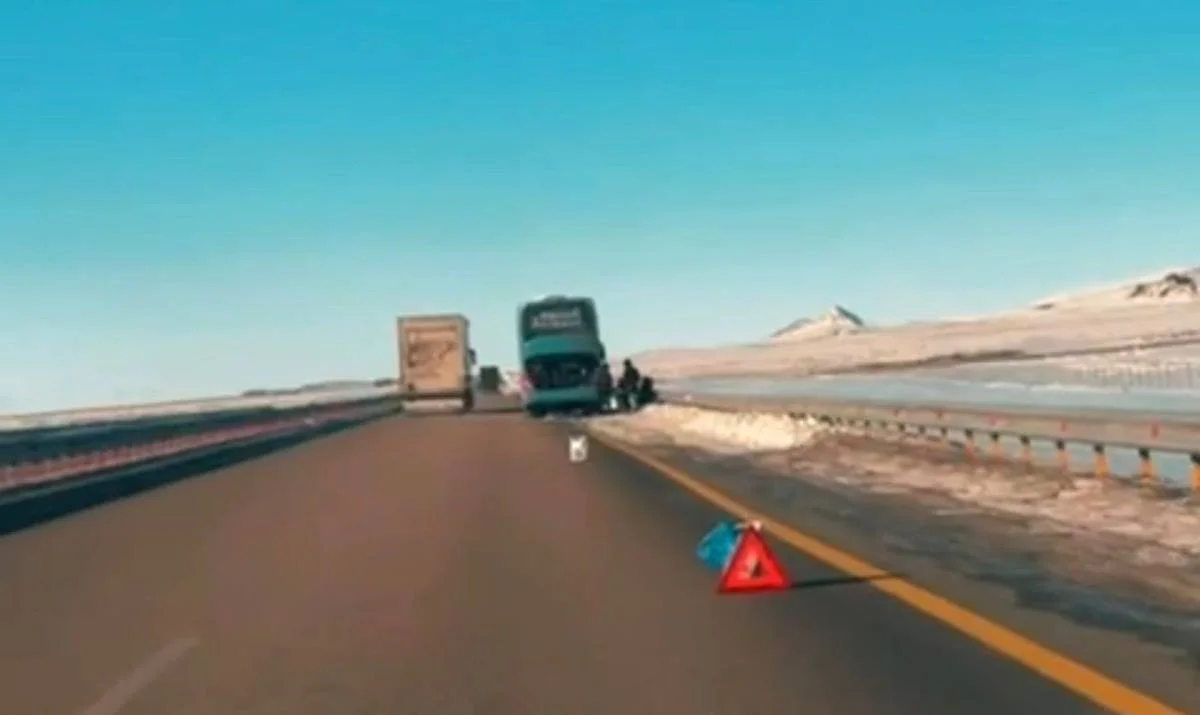 Автобустың жолаушыларына көмектесті