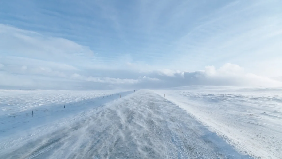 Атырау облысында қар құрсауынан 2 адам құтқарылды