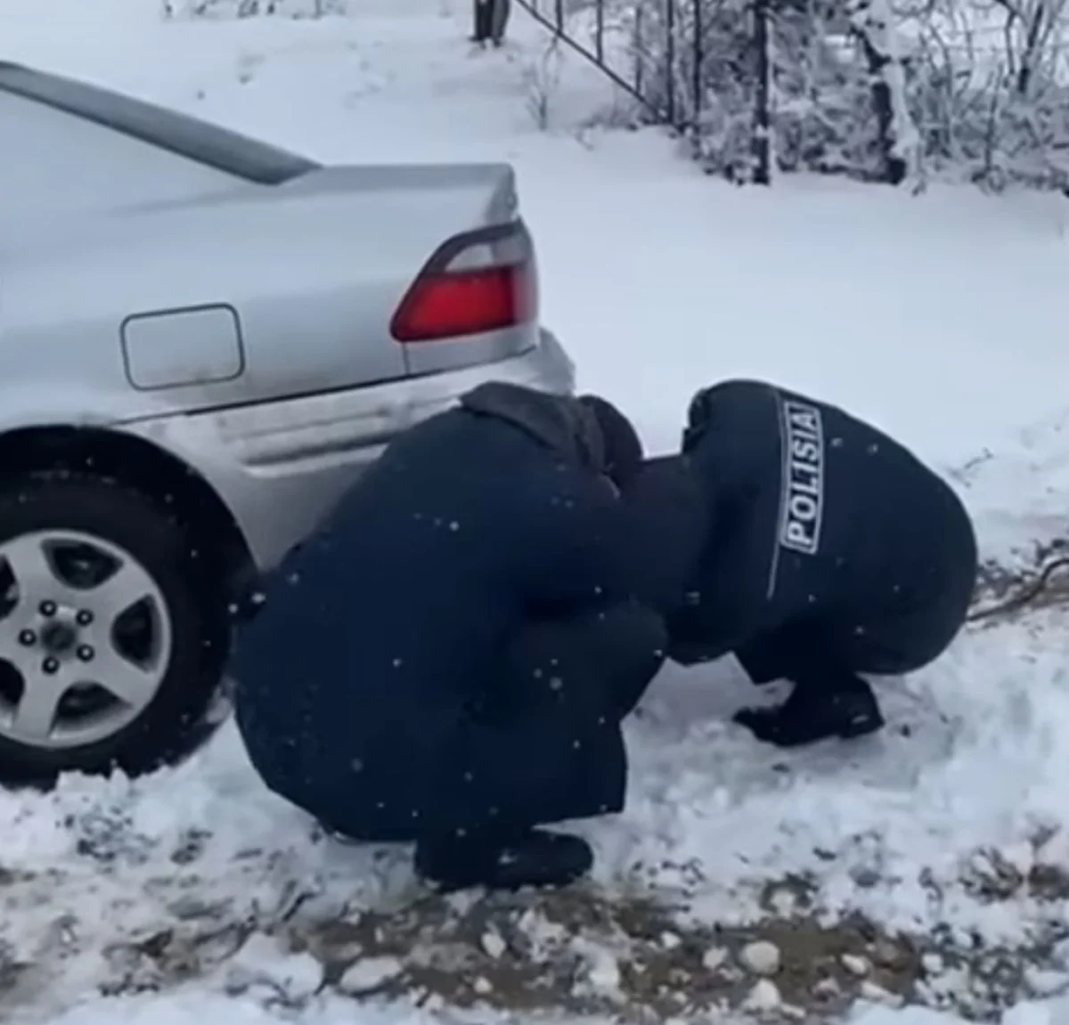Қолайсыз ауа райы: Түркістан облысында полицейлер жолаушыларға үздіксіз көмек көрсетуде