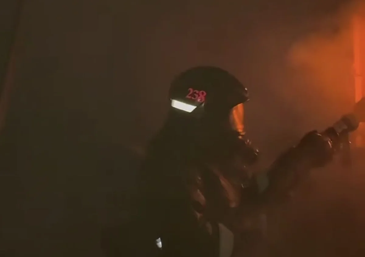 Многоэтажка загорелась в Астане: жильцов эвакуировали