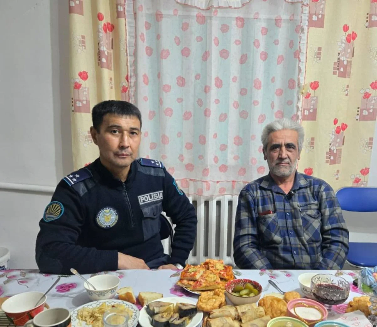 Ақтөбе облысында патрульдік полицей аязда қалған шетелдік жүргізушіге көмек көрсетті