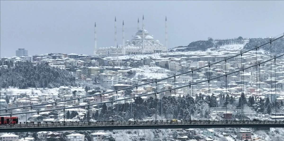 Мощный снегопад обрушился на Стамбул