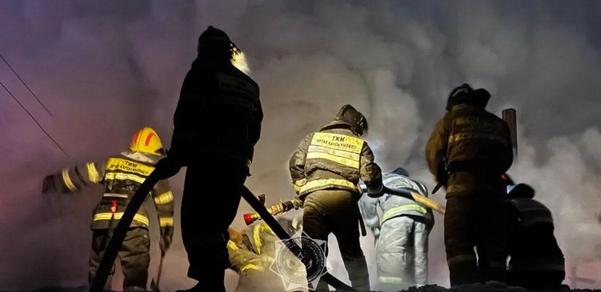 Шаг до взрыва: спасатели МЧС вынесли газовые баллоны из горящего дома в Астане