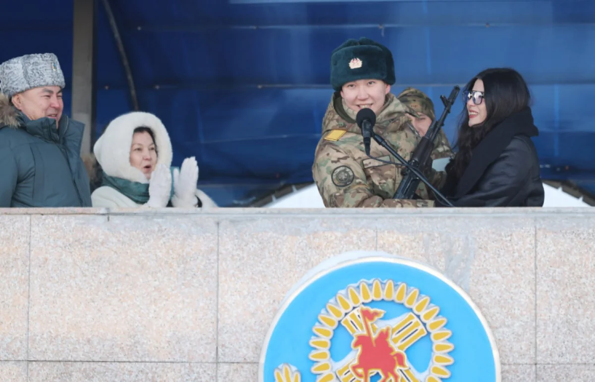 700 солдат, 3000 зрителей и одно «да»: неожиданный поступок солдата растрогал на присяге в Астане (ВИДЕО)