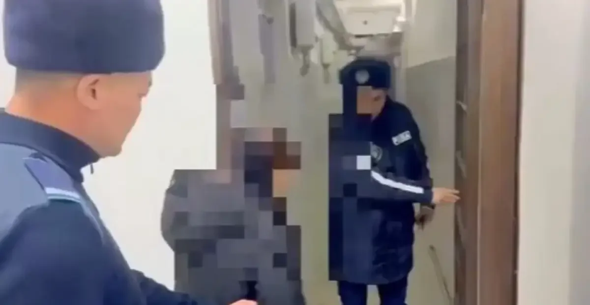 Баласын батареяға байлап, аяусыз сабаған ана қамауға алынды