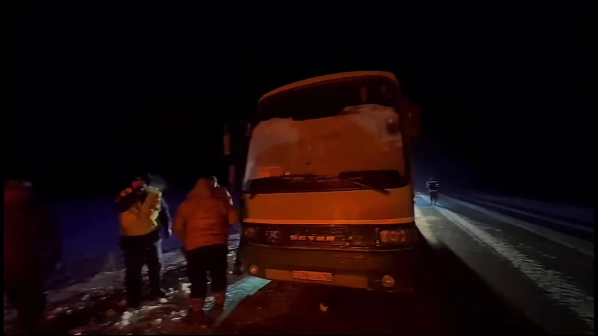 Пассажирский автобус сломался на трассе в сорокаградусный мороз в области Абай