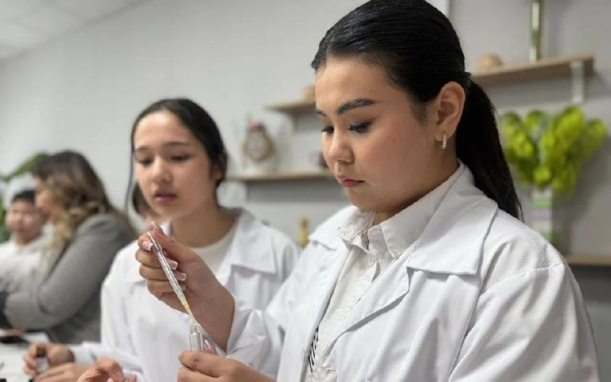 Студенттер мен оқушылар әтір өндіреді