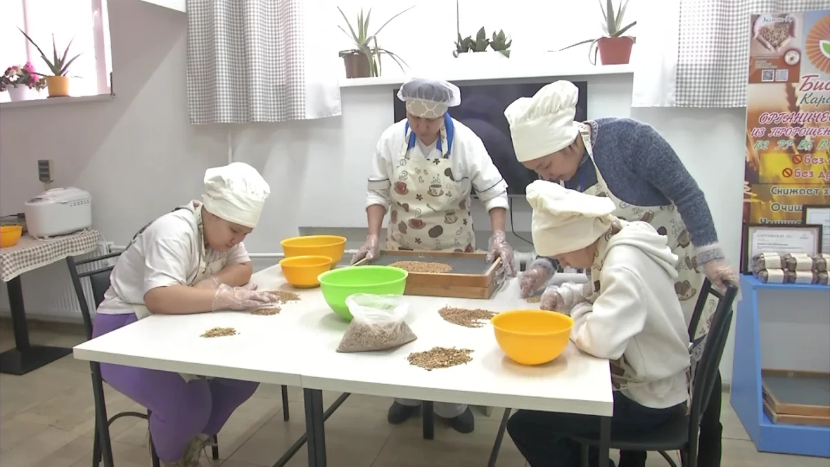 Десятки людей с инвалидностью осваивают новые профессии в Караганде и Алматы