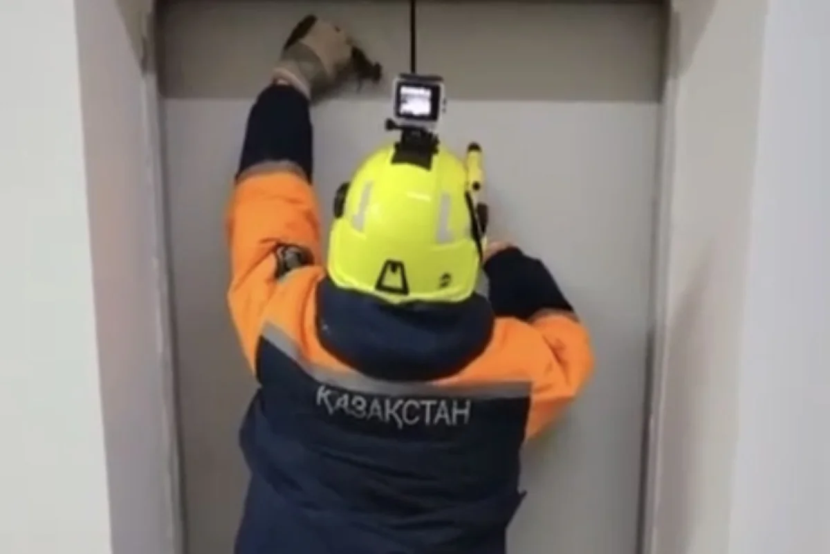 Спасатели вызволили людей из застрявшего лифта в Астане