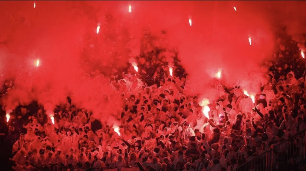 Камни, пиротехника и крышка люка: 64 полицейских ранены на дерби в Германии