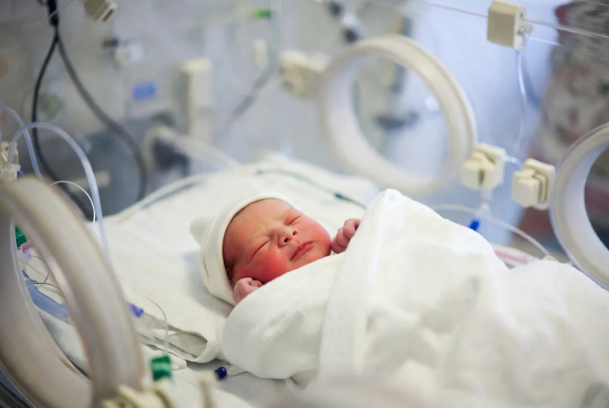 Медицинское чудо в Петропавловске: врачи спасли недоношенного малыша с тяжёлым пороком