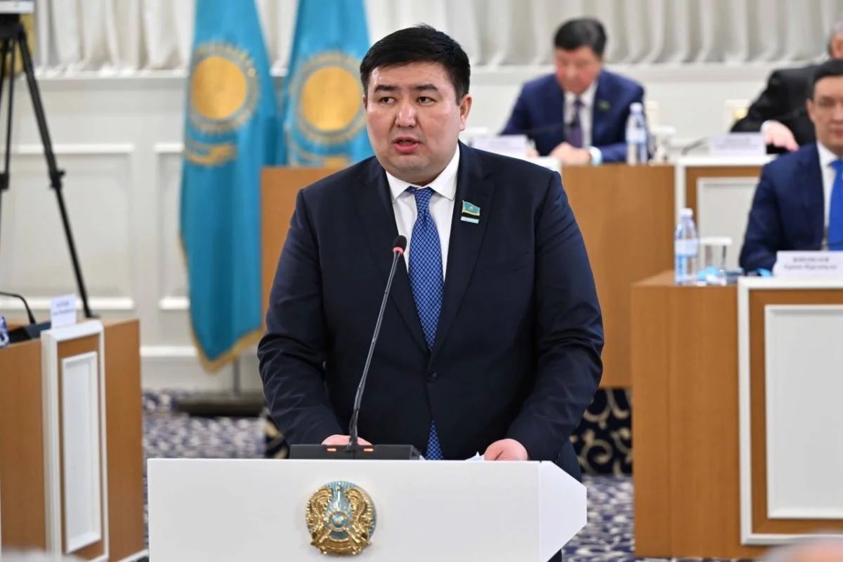 Е.Бейсенбаев Құрылтайда фракция өкілдерінен тең құралатын комиссия құруды ұсынды