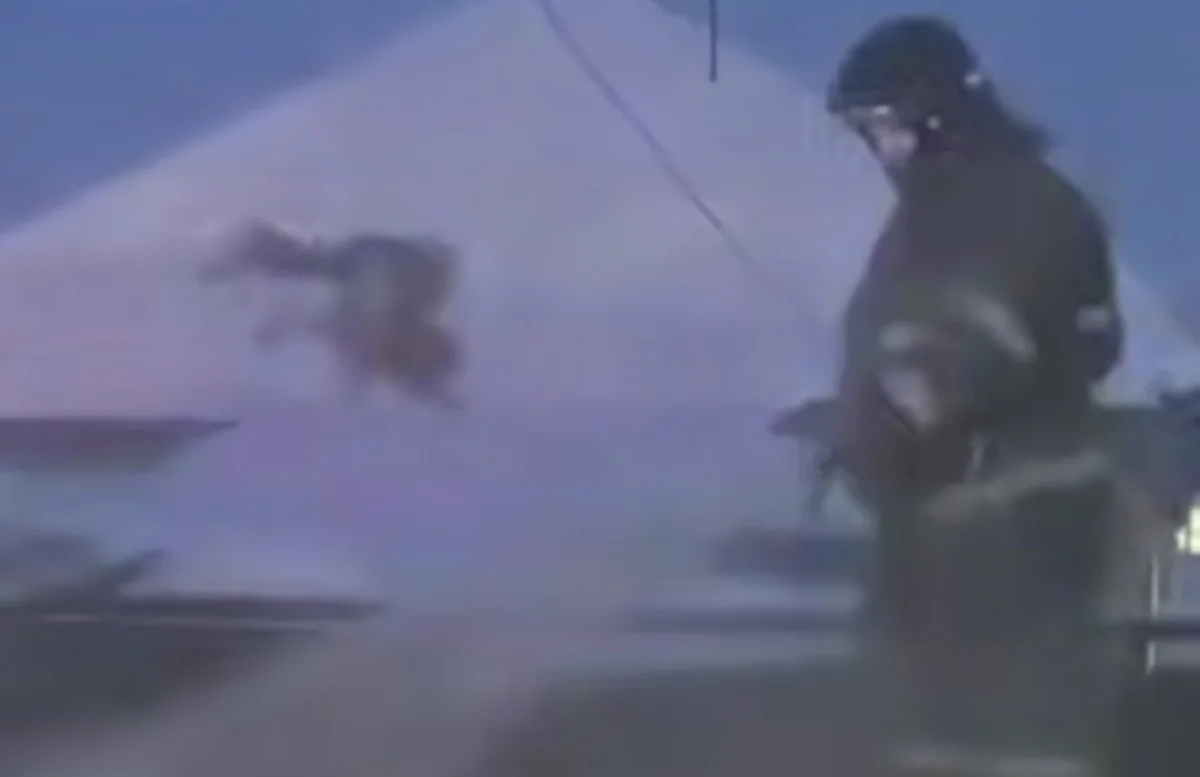 Мужчину без сознания вытащили из горящего дома в Усть-Каменогорске (ВИДЕО)