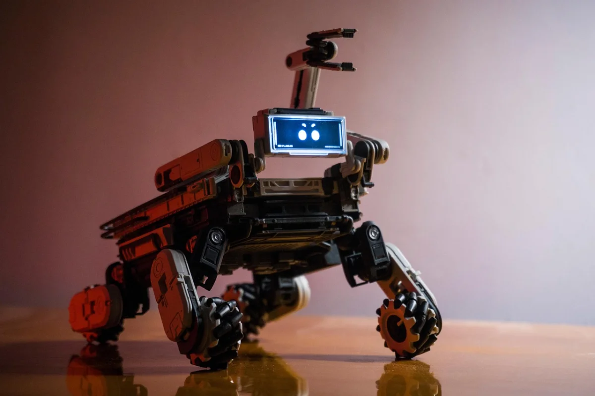 Астанада қоғамдық орындарды робот-ит күзетеді