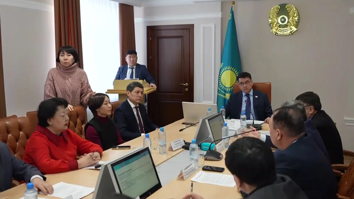 Әкімдік ішінде төбелескен оралдық шенеунікке қатаң сөгіс берілді