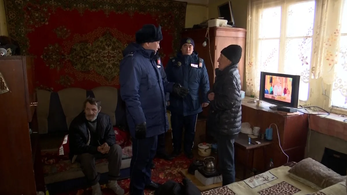 "Я вам не скажу, что я постоянно пьяный" - полицейские Актобе вышли в рейд по сомнительным квартирам