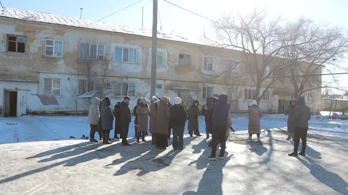 Атырауда салынғанына 70 жылдан асқан екі қабатты тұрғын үй құлауға шақ тұр