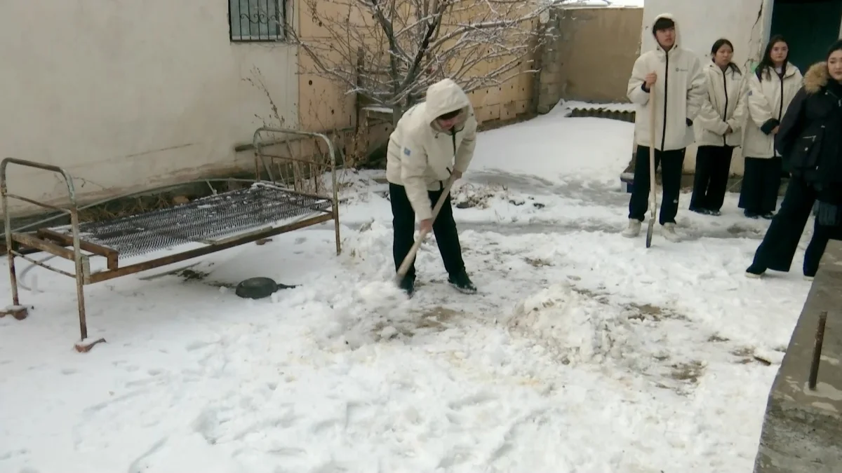 Қызылордалық ерікті жастар ардагерге қолғабыс жасады