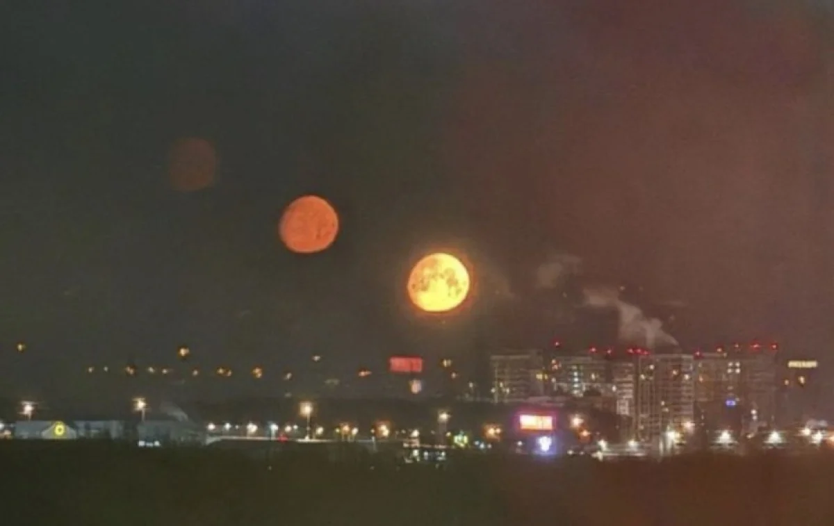 В небе заметили сразу три Луны: редкий феномен попал в объективы камер
