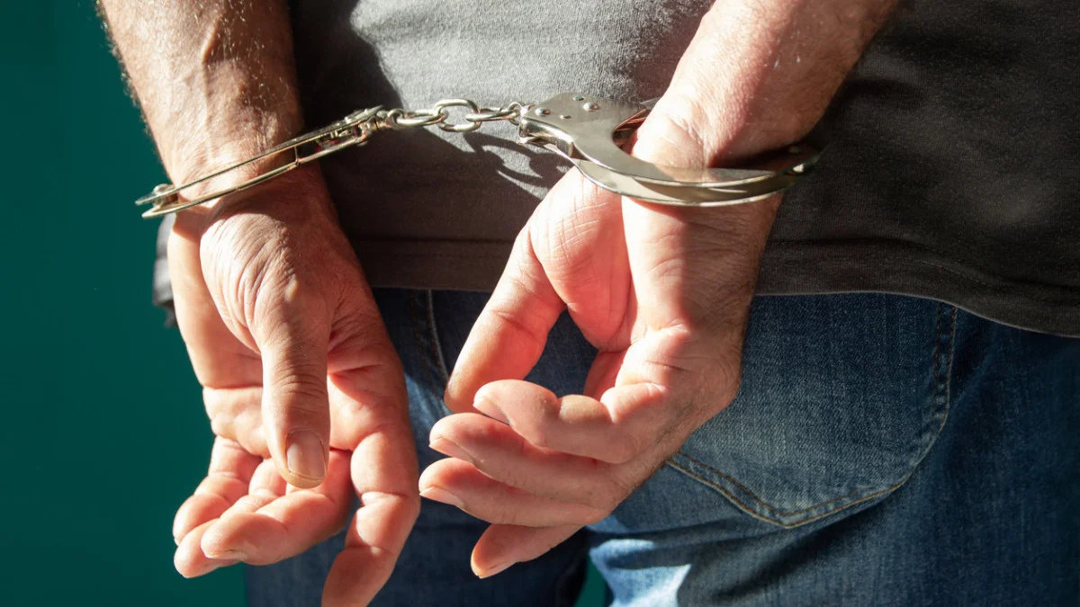 Әйеліне шабуыл жасаған қарулы ер адам ұсталды