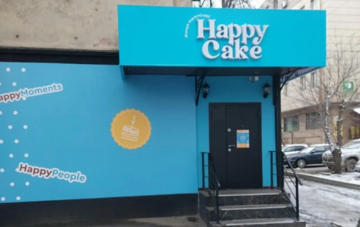 Қазақстандықтар Happy Cake-ке бойкот жариялауда: Қызметкерлер жалақының аздығын және мерзімі өткен тамақтарды сатуға мәжбүрлегенін айтты