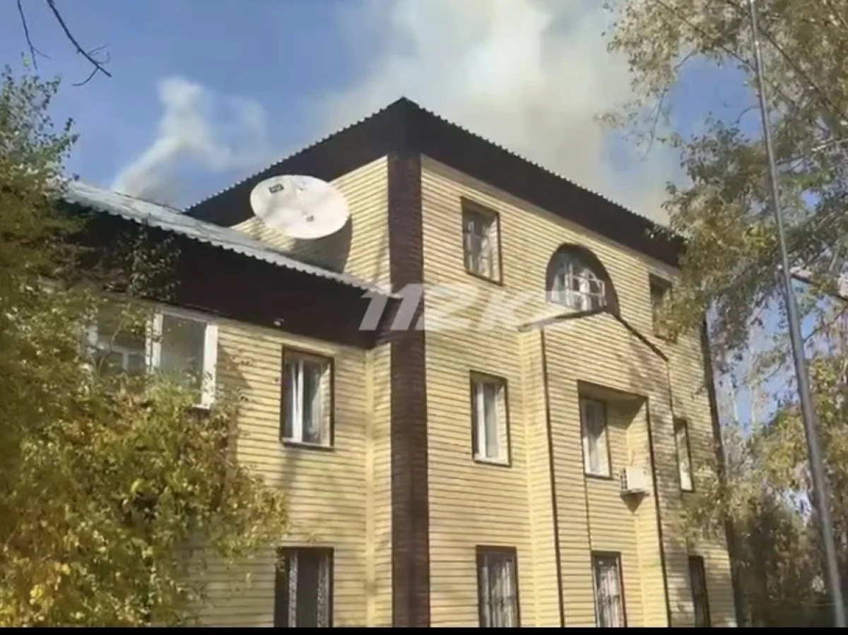 Огненная ловушка в Усть-Каменогорске: спасатели вывели из дыма 8 человек