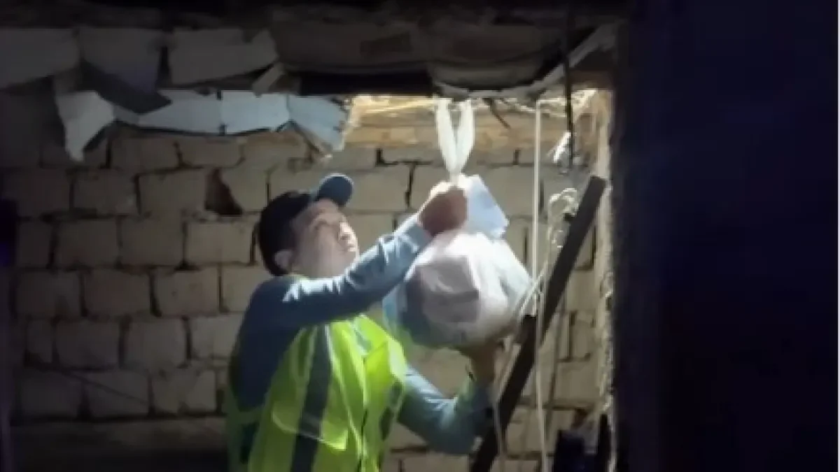 Қазығұртта кейуананың үйін жөндеп жатқан еріктілер шатырдан қап-қап ақша тауып алды