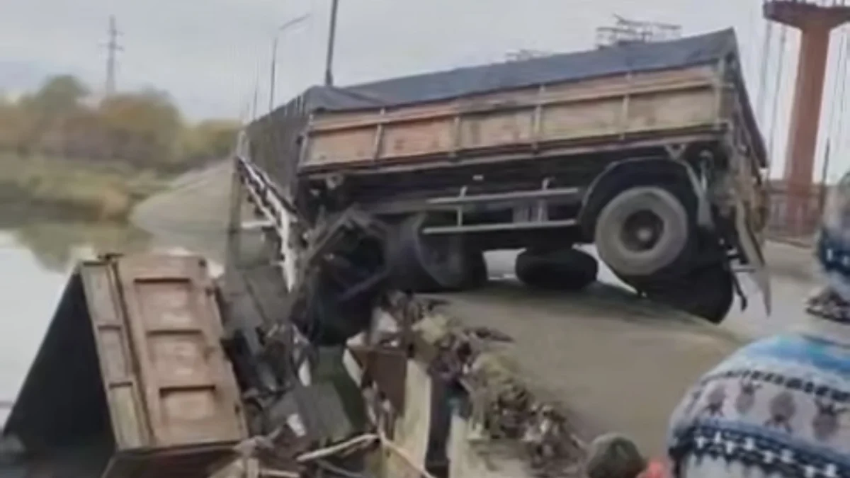Петропавлда КамАЗ өзенге құлап кете жаздады