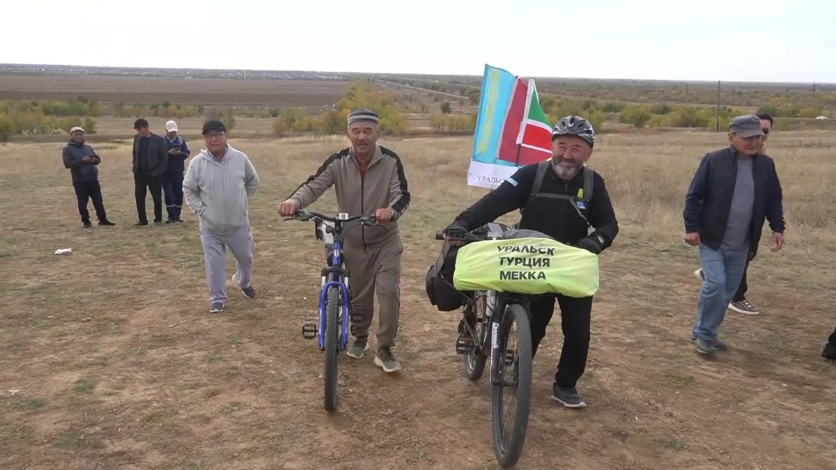 Оралдық саяхатшы қажылыққа велосипедпен барып келді
