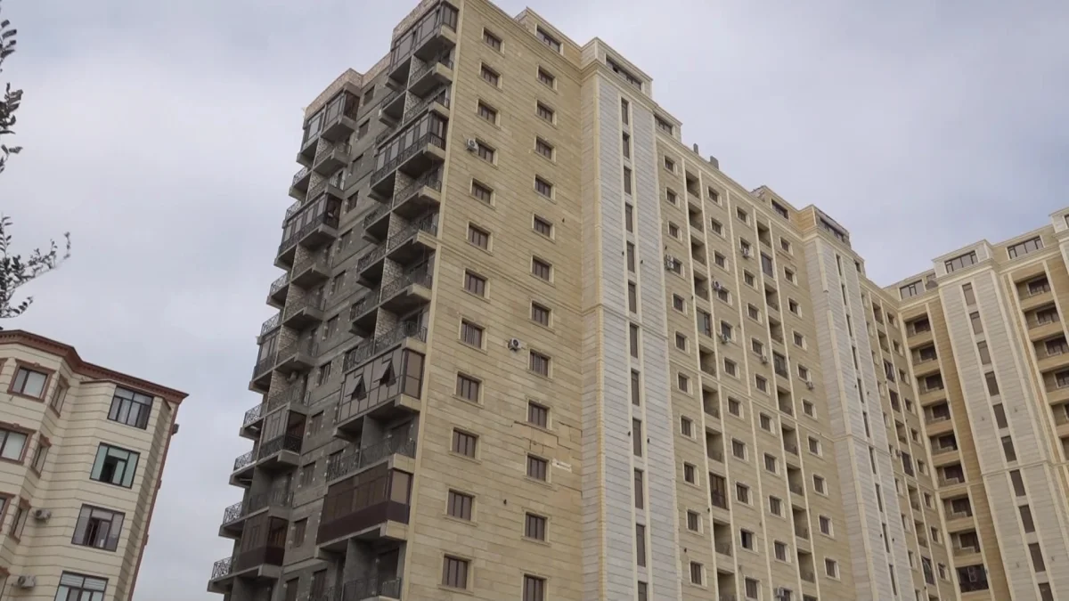 От 100 до 200 тысяч тенге за свет и воду платят жители долгостроя в Актау