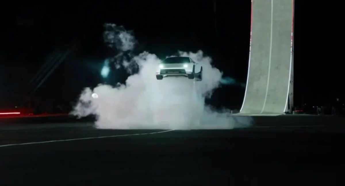 Илон Маск показал летающую Tesla, которая переворачивается в воздухе (ВИДЕО)