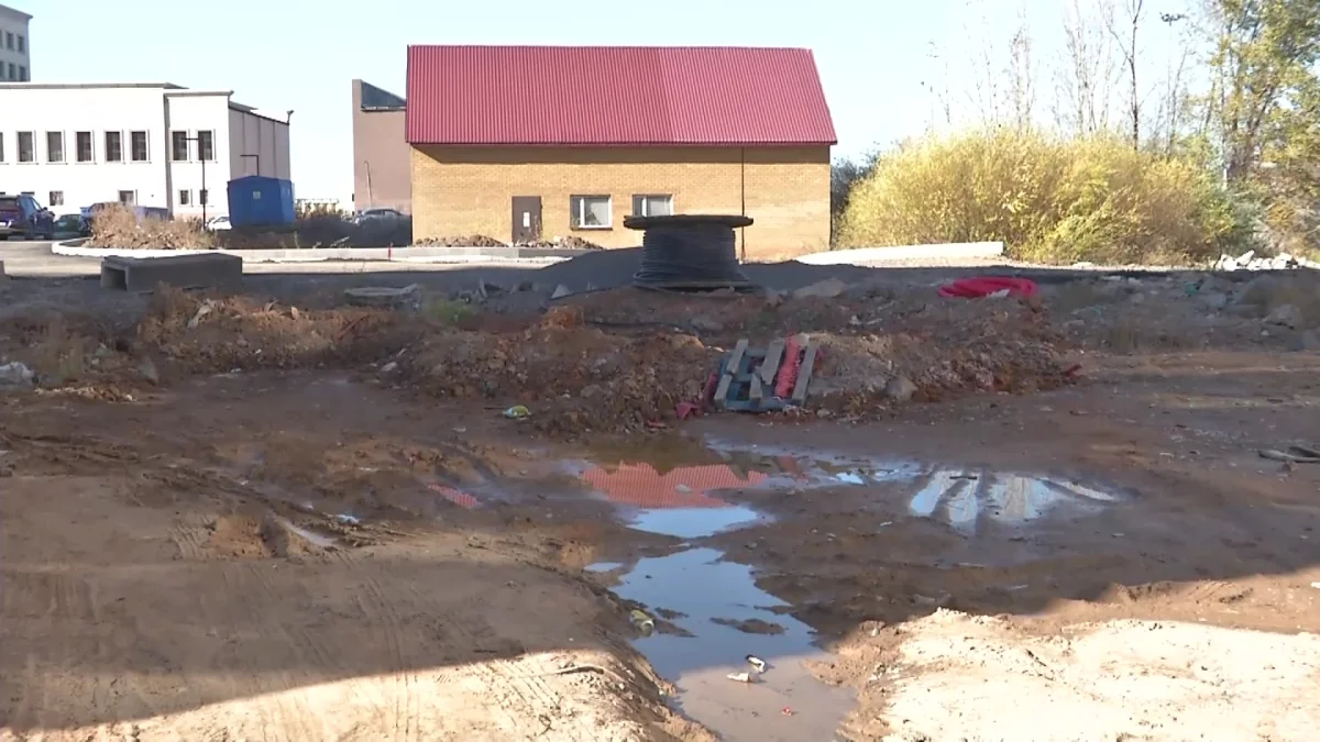 Вода в подвале и опасный котлован образовались у ЖК в Караганде