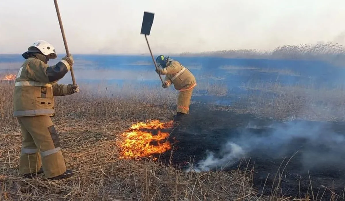 Атырауда қамыс өрті әлі сөнбеді