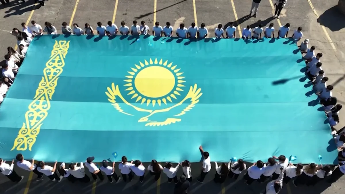 Алматыда 500-ге жуық жас көк туды желбіретіп, Әнұранды бірге шырқады