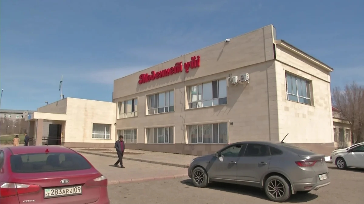 В Карагандинской области приостановили работу Дома культуры, облицовка которого упала на ребёнка