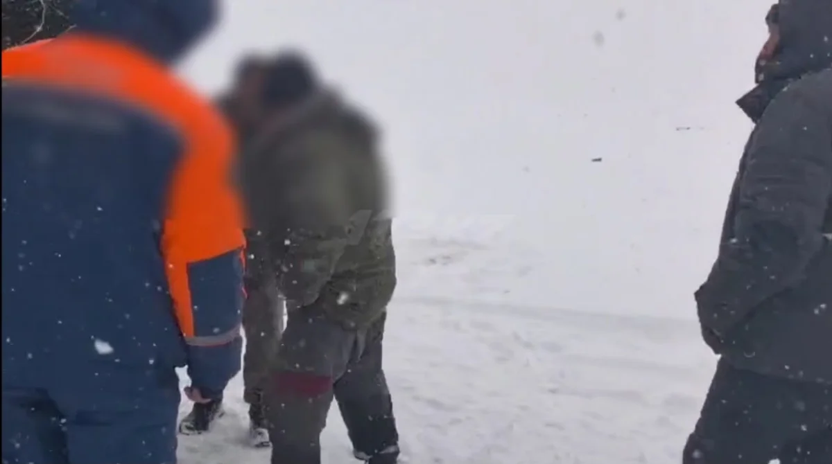 Электр желісін жөндейтін жеті қызметкер қар құрсауында қалып қойды