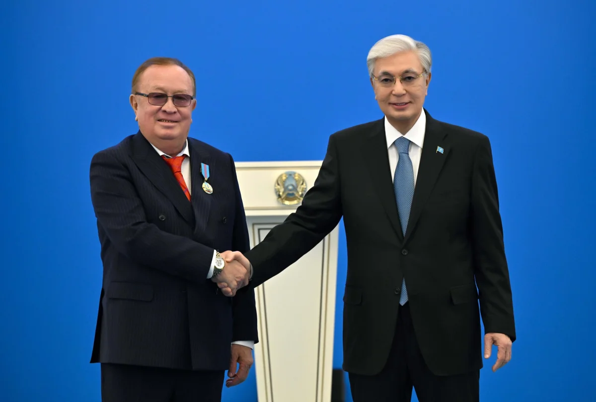 Президент сазгер Алтынбек Қоразбаевқа «Отан» орденін табыстады