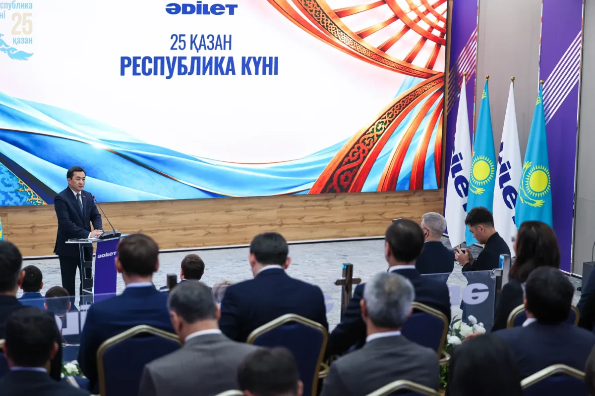 Государственные награды ко Дню Республики вручили в партии «Әділет»