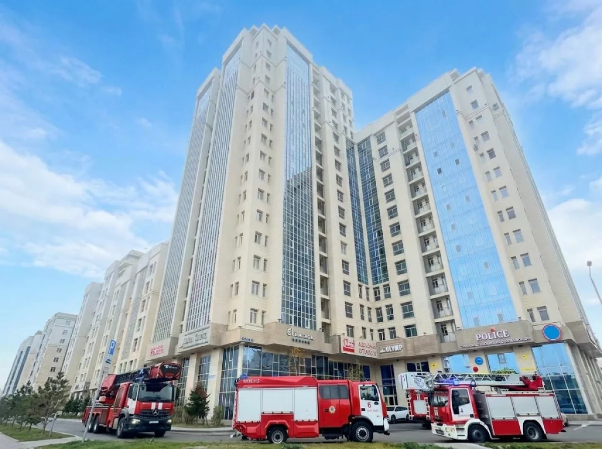 Взрослых и детей спасли из пожара в высотке Астаны