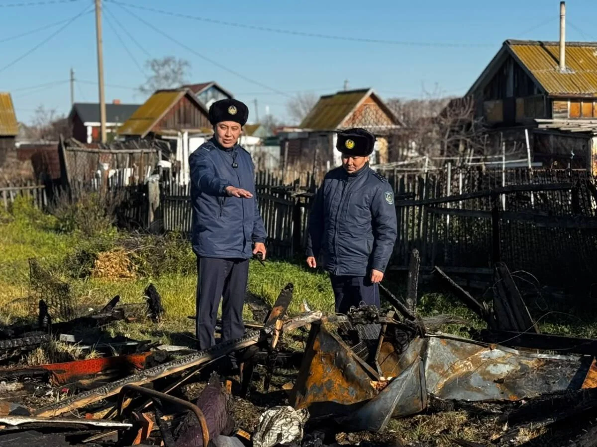 Петропавлда полицейлер жанып жатқан үйден ер адамды құтқарып қалды