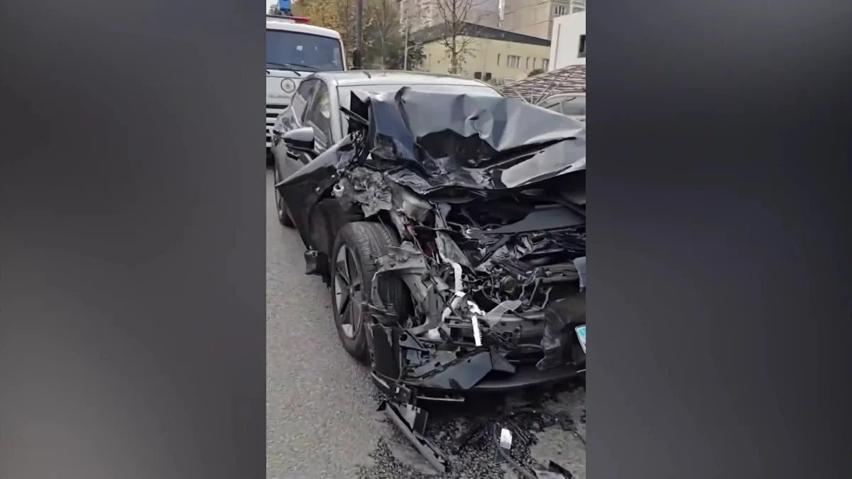 Алматыда жүк көлігі аялдамаға соғылды