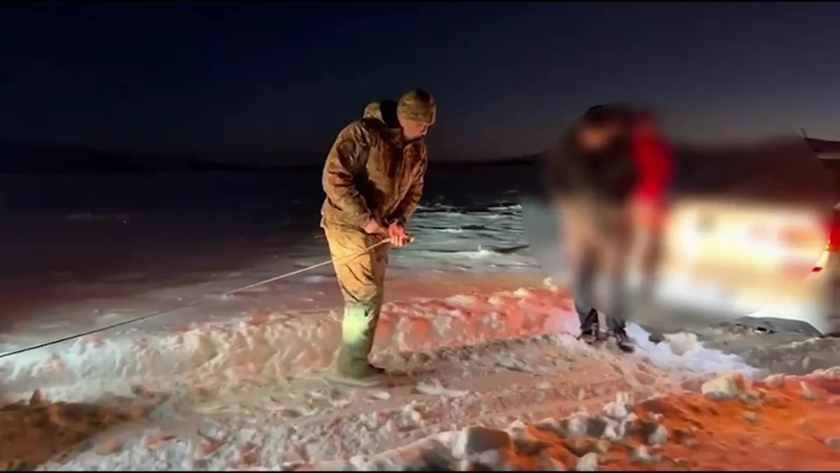 В ВКО спасатели вытащили из снежной ловушки семью с ребёнком